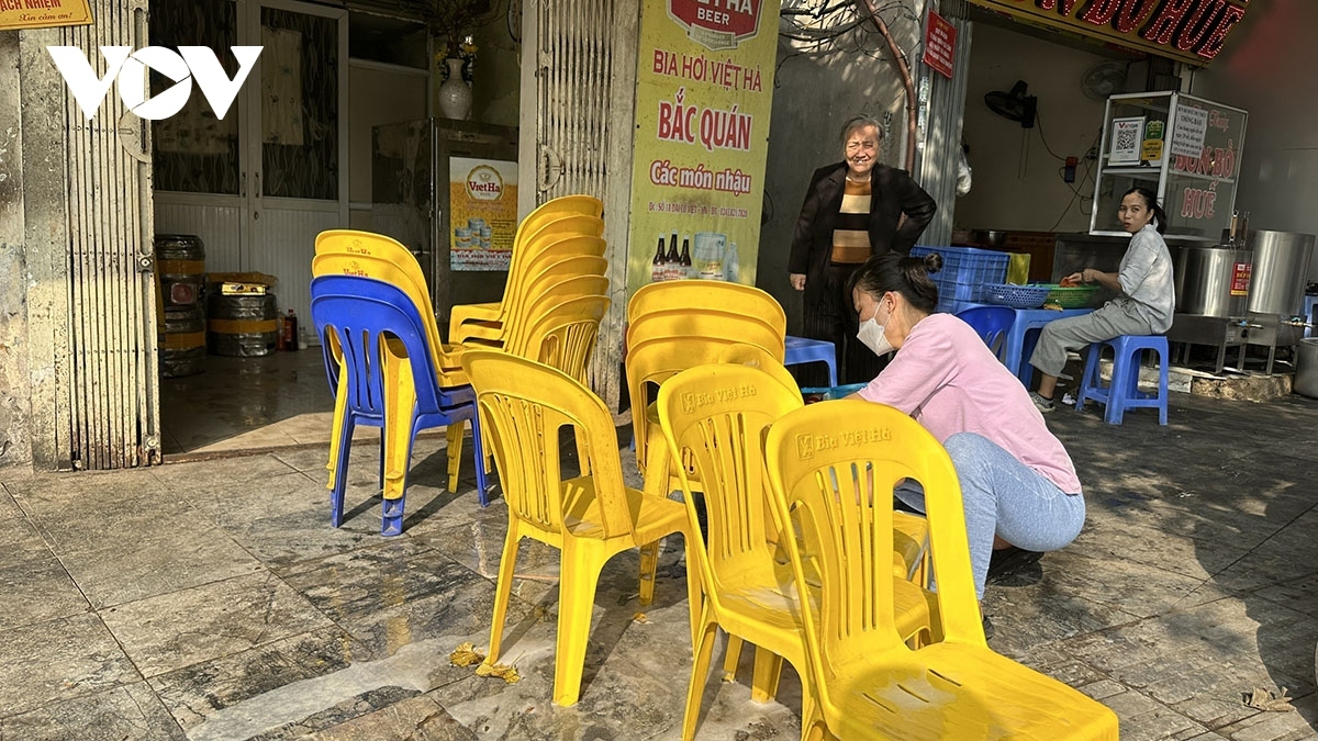 many shops and restaurants close for tet picture 6