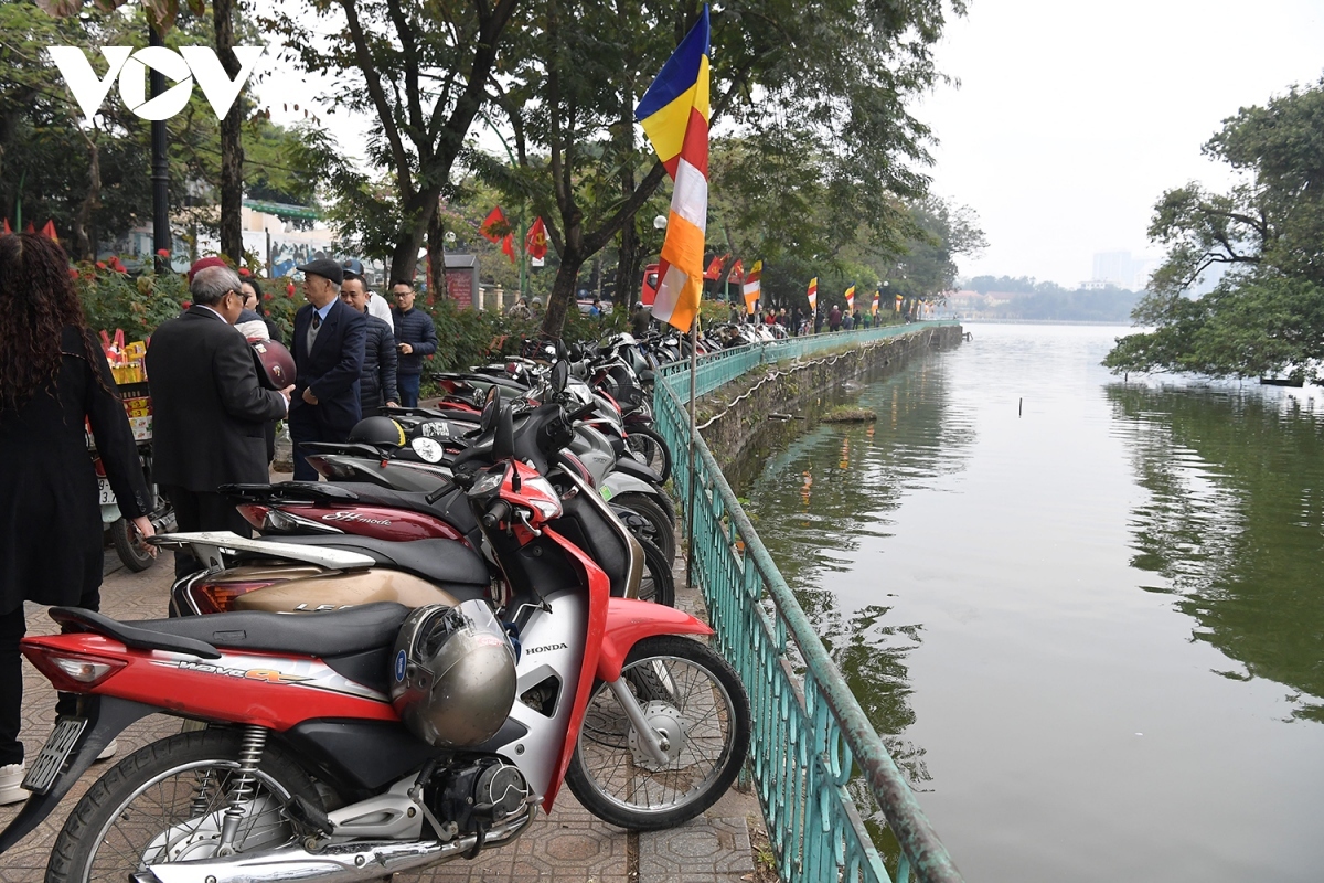 hanoians flock to pagodas on first day of lunar new year picture 6