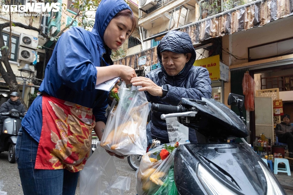 ga ngam hoa hong gia gan 1 trieu dong dat khach ngay ram thang gieng hinh anh 6