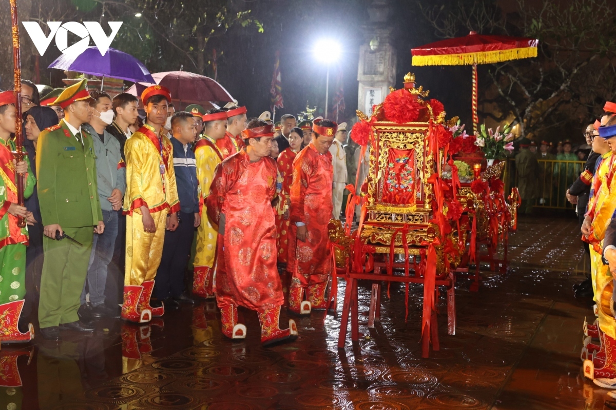 pilgrims line up through the night for tran temple s seal opening ceremony picture 7