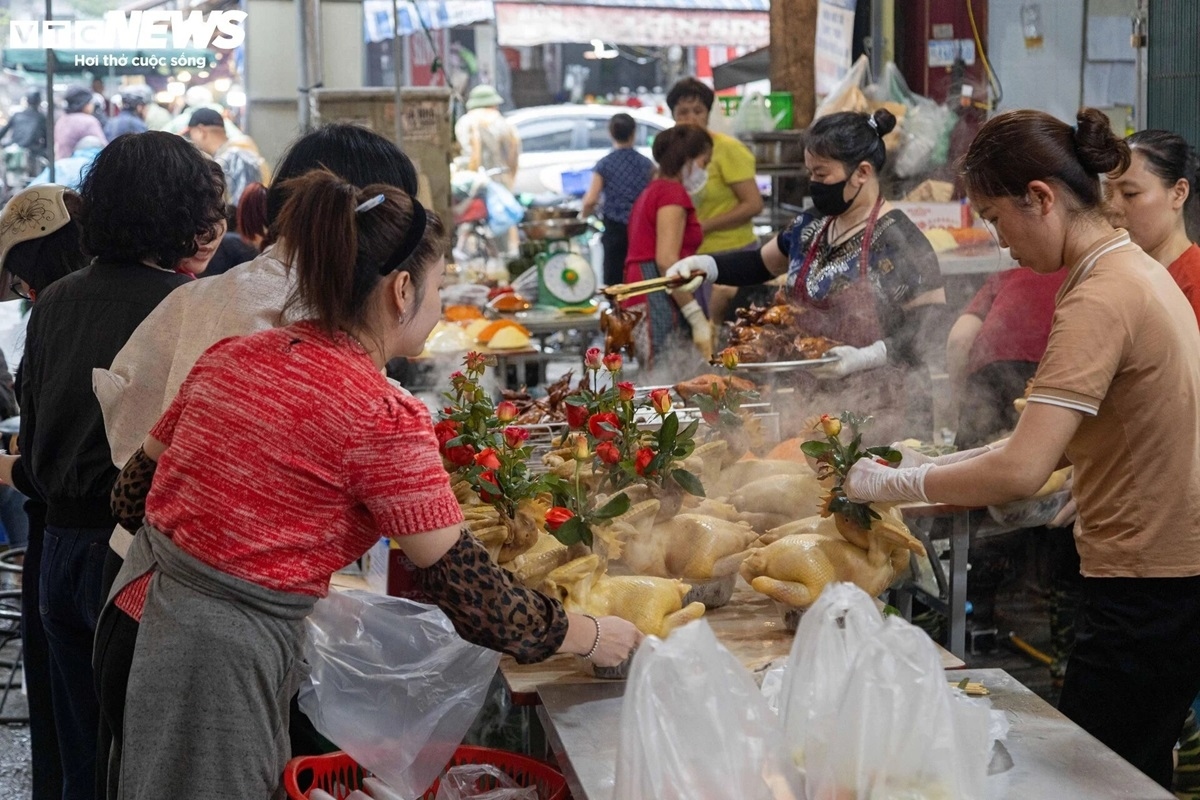 hanoi s market bustling for first full moon festival picture 7