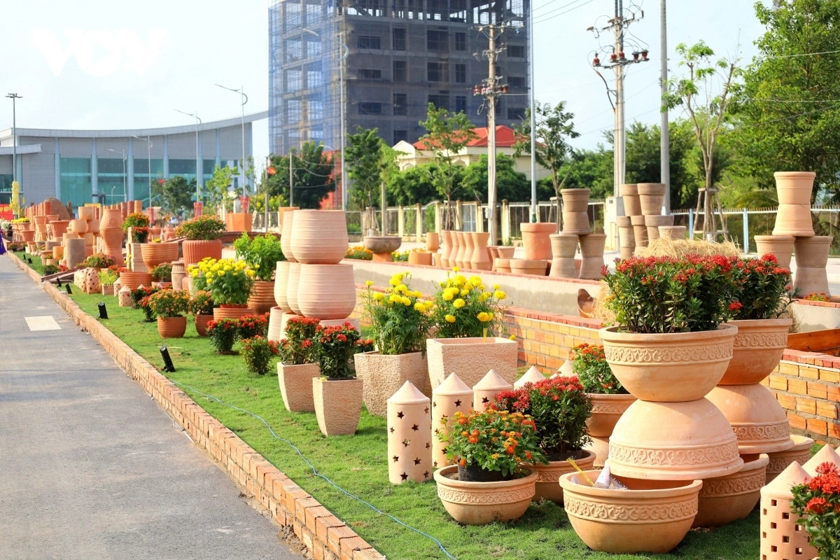 let s discover the longest flower-ceramic road in vietnam picture 8