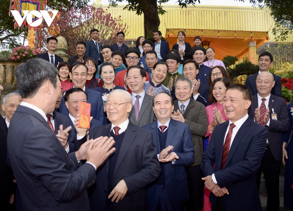 party leader offers incense at thang long imperial citadel picture 8