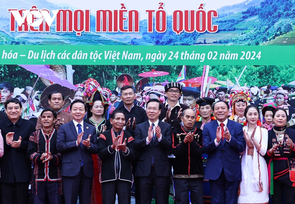 president attends ethnic spring festival in hanoi picture 8