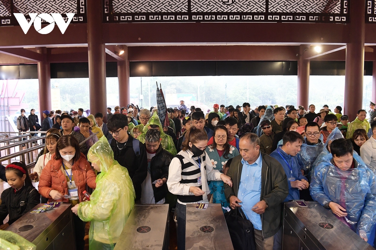 2024 huong pagoda festival attracts hordes of pilgrims, visitors picture 8