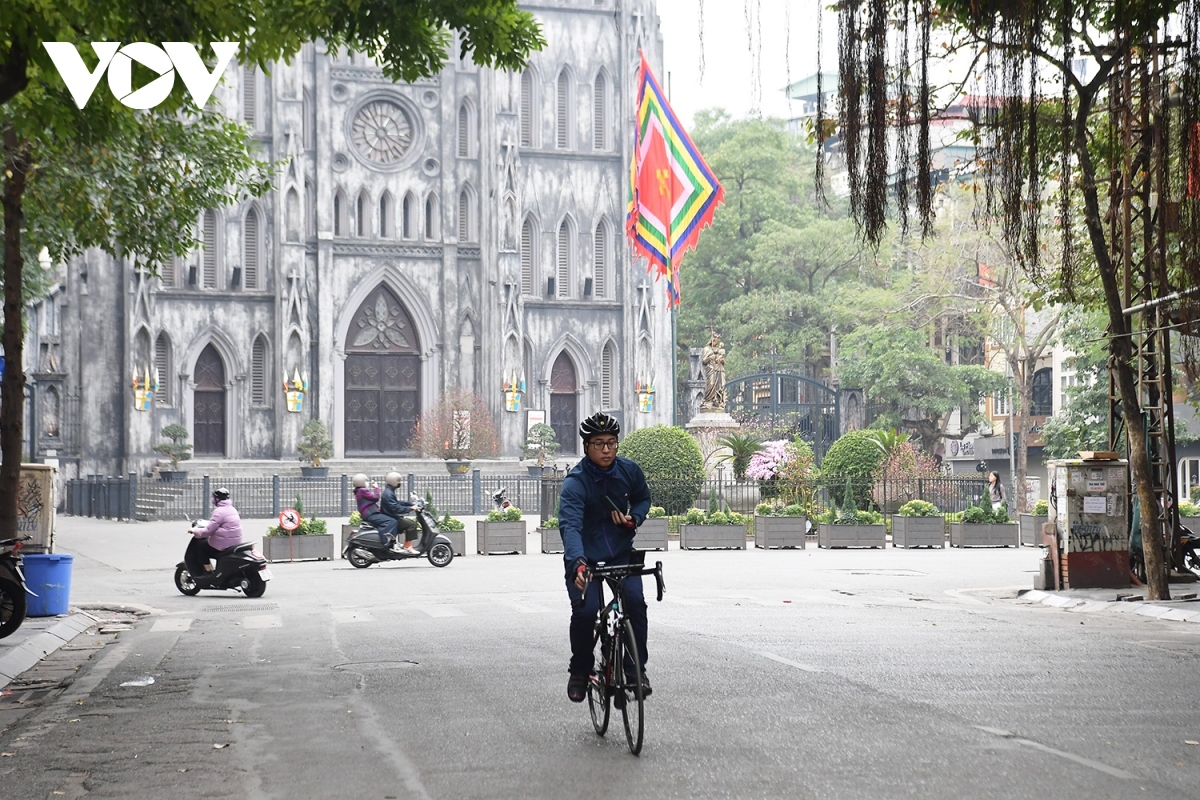 tranquil streets of hanoi on first day of tet picture 9