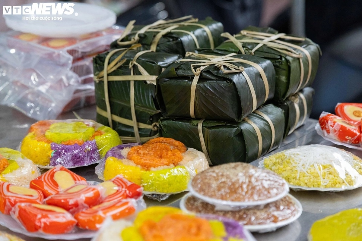 hanoi s market bustling for first full moon festival picture 9