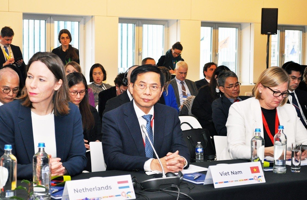 vietnam attends asean-eu ministerial meeting in brussels picture 2