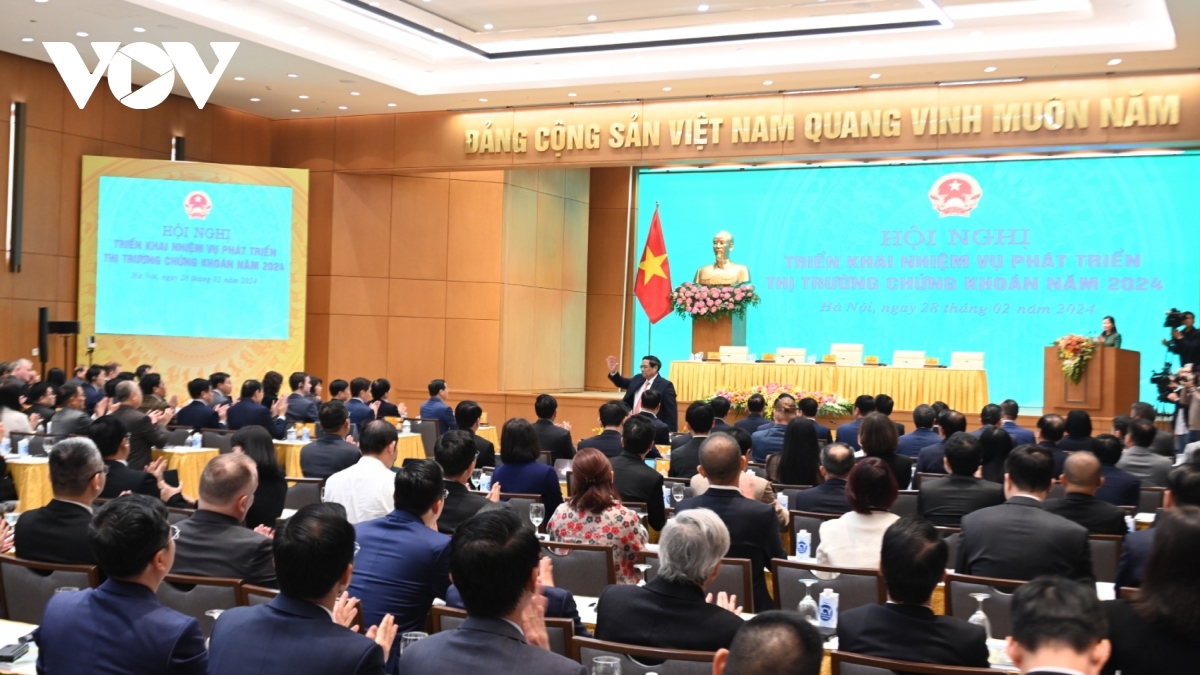 pm chinh chairs conference on stock market development picture 1