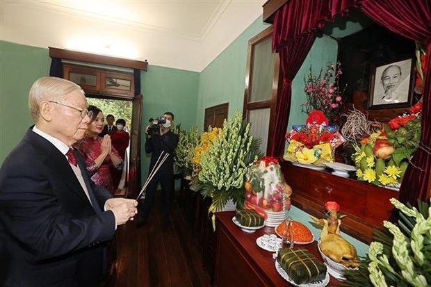 party leader offers incense in commemoration of late president ho chi minh picture 1