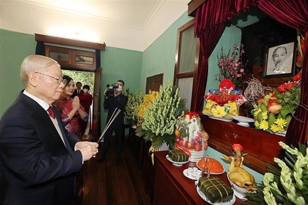 party leader offers incense in commemoration of late president ho chi minh picture 1 party leader offers incense in commemoration of late president ho chi minh picture 1