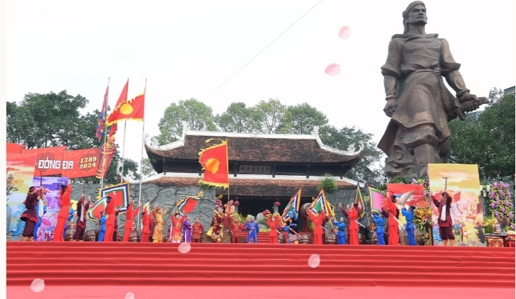 thousands attend dong da festival in memory of king quang trung picture 12