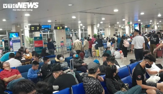 vietnam s largest airport overloaded with people returning home for tet holiday picture 5