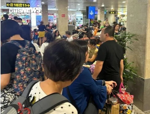 vietnam s largest airport overloaded with people returning home for tet holiday picture 7