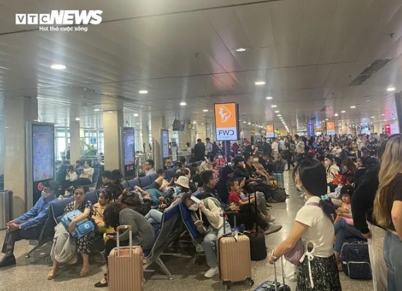 vietnam s largest airport overloaded with people returning home for tet holiday picture 2