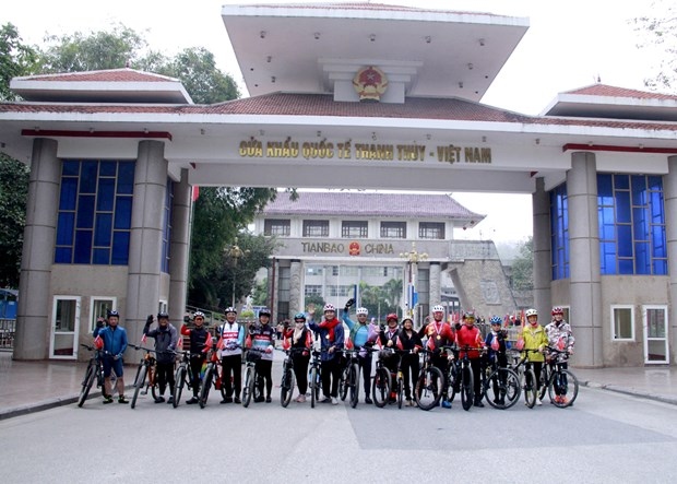 bicycle tour connects vietnamese, chinese provinces picture 1