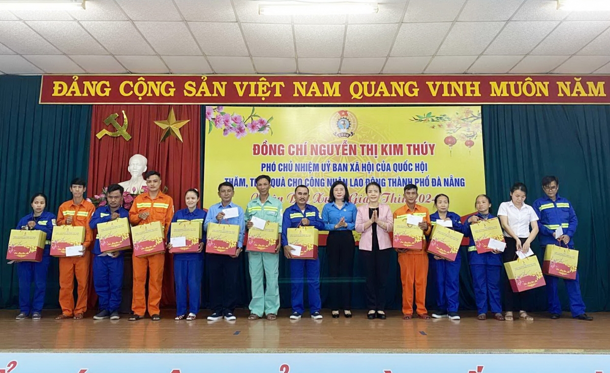 Uỷ ban Xã hội của Quốc hội tặng quà Tết cho người lao động hoàn cảnh khó khăn