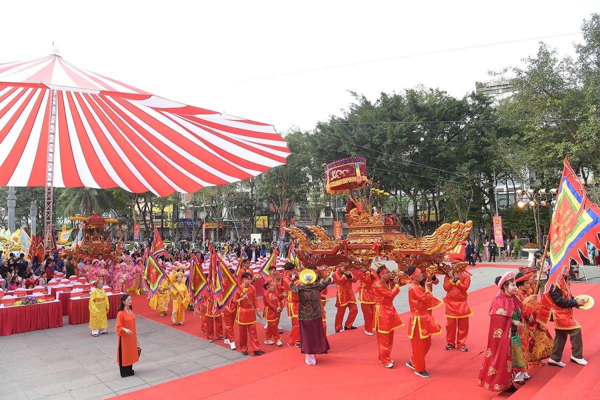 thousands attend dong da festival in memory of king quang trung picture 6