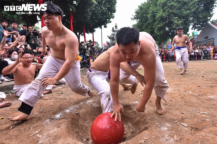 ball scrambling festival excites crowds in early spring picture 5