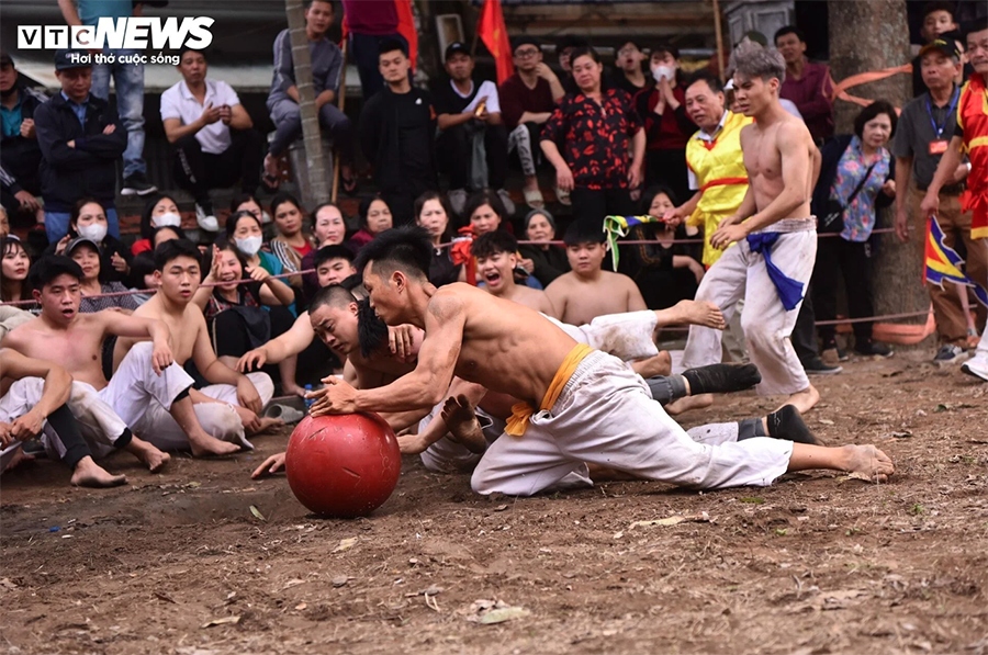 ball scrambling festival excites crowds in early spring picture 8
