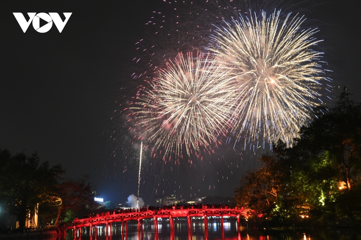 fireworks soar across vietnam ringing in lunar new year of the dragon picture 3