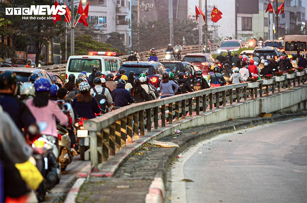 hanoi gateways jammed as people return home for tet picture 11
