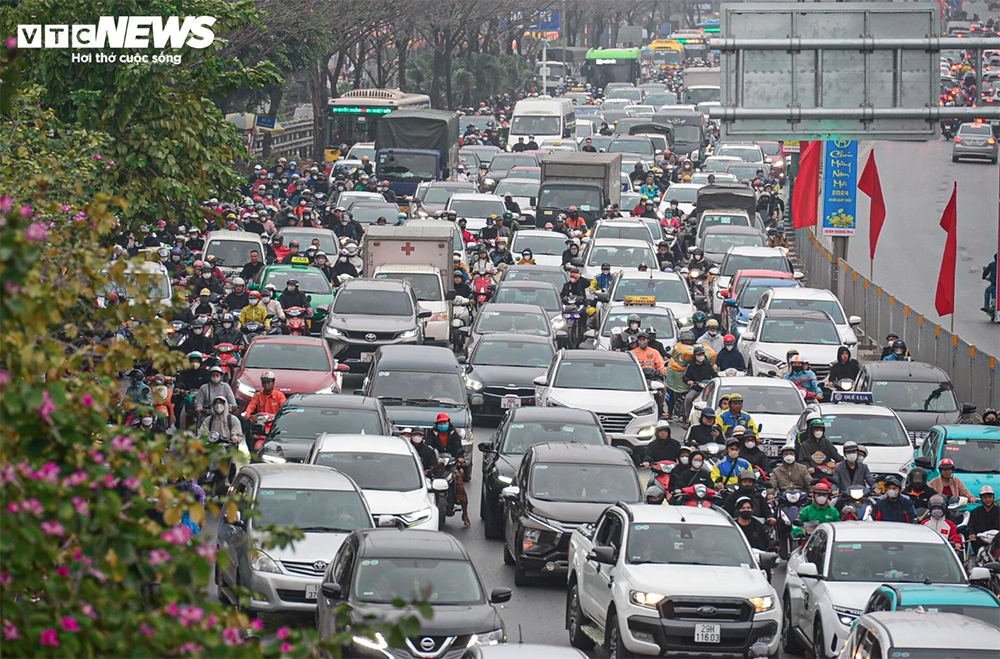 hanoi gateways jammed as people return home for tet picture 4