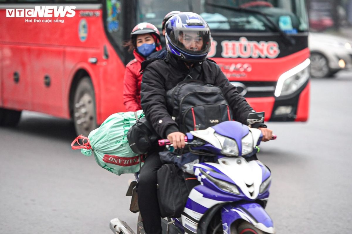 hanoi gateways jammed as people return home for tet picture 7