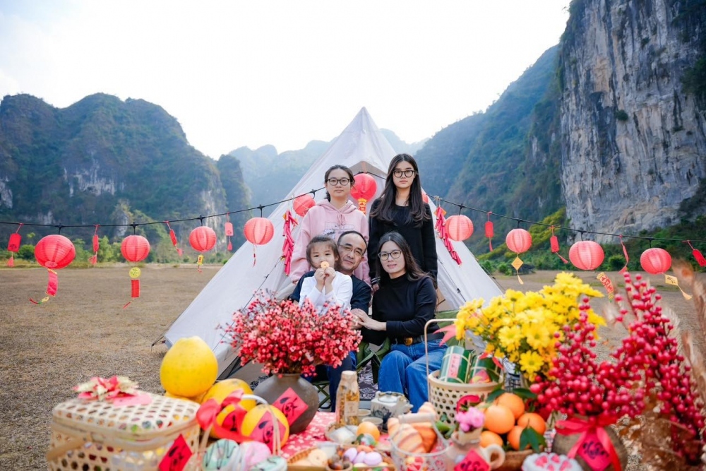 chinese man enjoys joyful tet in vietnam picture 3