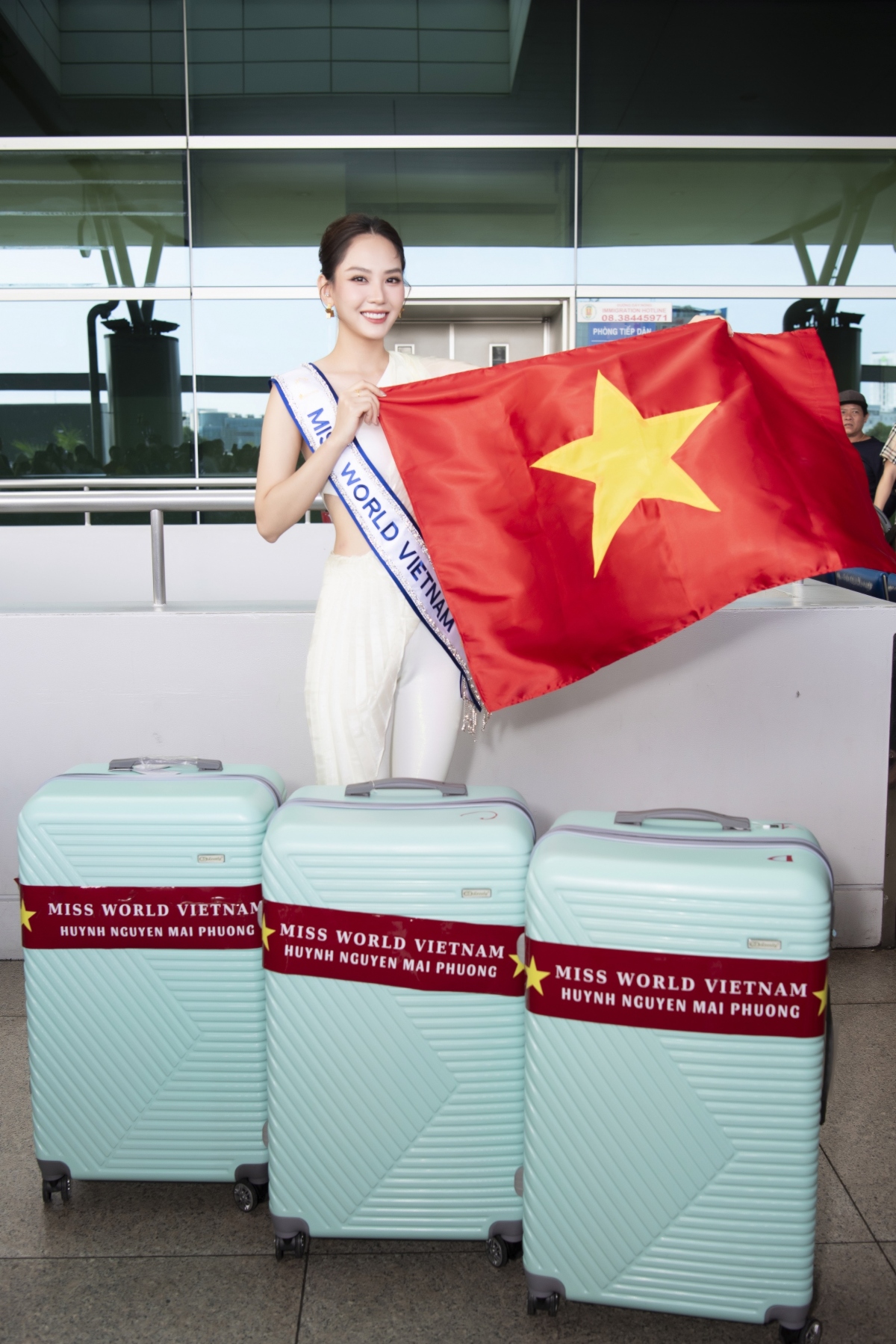 hoa hau mai phuong mang 140kg hanh ly den An Do thi miss world hinh anh 1