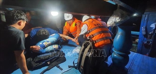 sick fisherman saved at sea off hoang sa islands picture 1 sick fisherman saved at sea off hoang sa islands picture 1