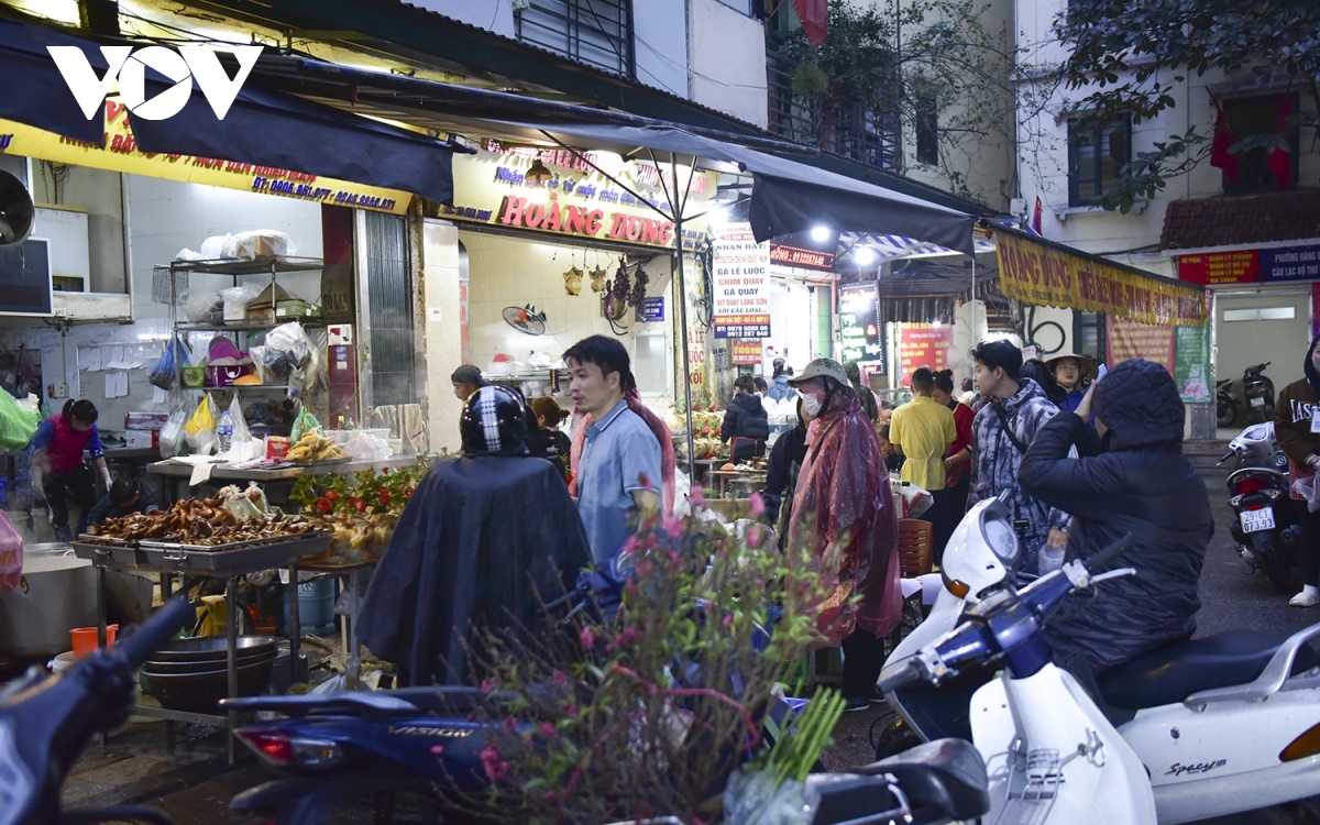 hang be market busily serves locals on kitchen gods day picture 3