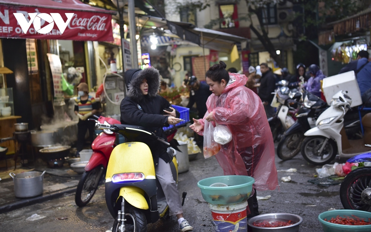 hang be market busily serves locals on kitchen gods day picture 15