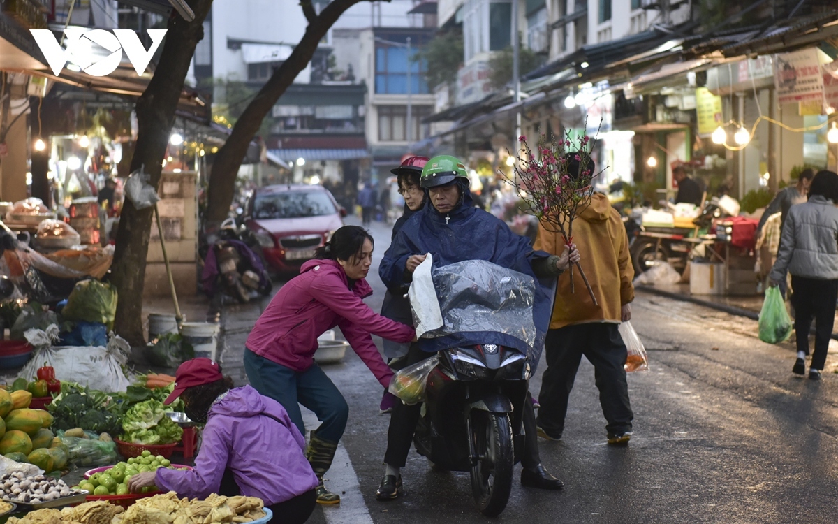 hang be market busily serves locals on kitchen gods day picture 2