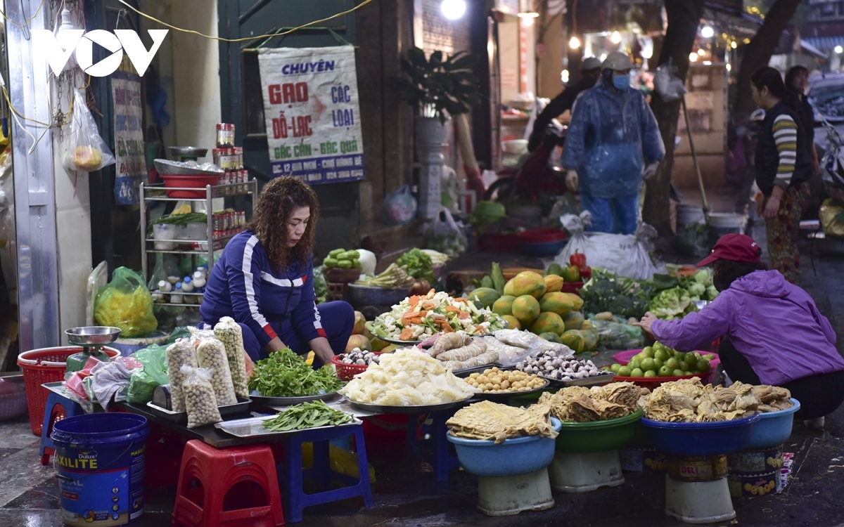 hang be market busily serves locals on kitchen gods day picture 1