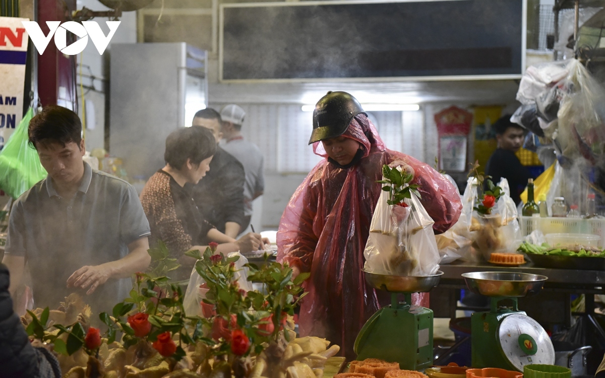 hang be market busily serves locals on kitchen gods day picture 6