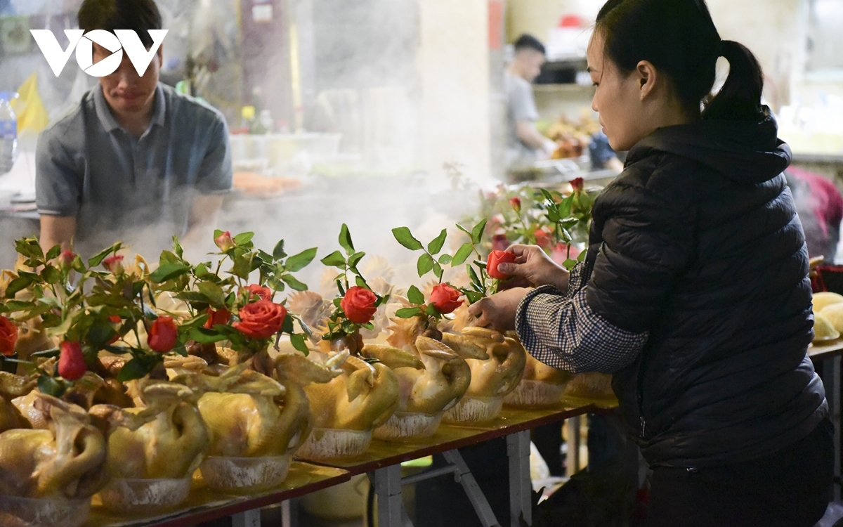 hang be market busily serves locals on kitchen gods day picture 7