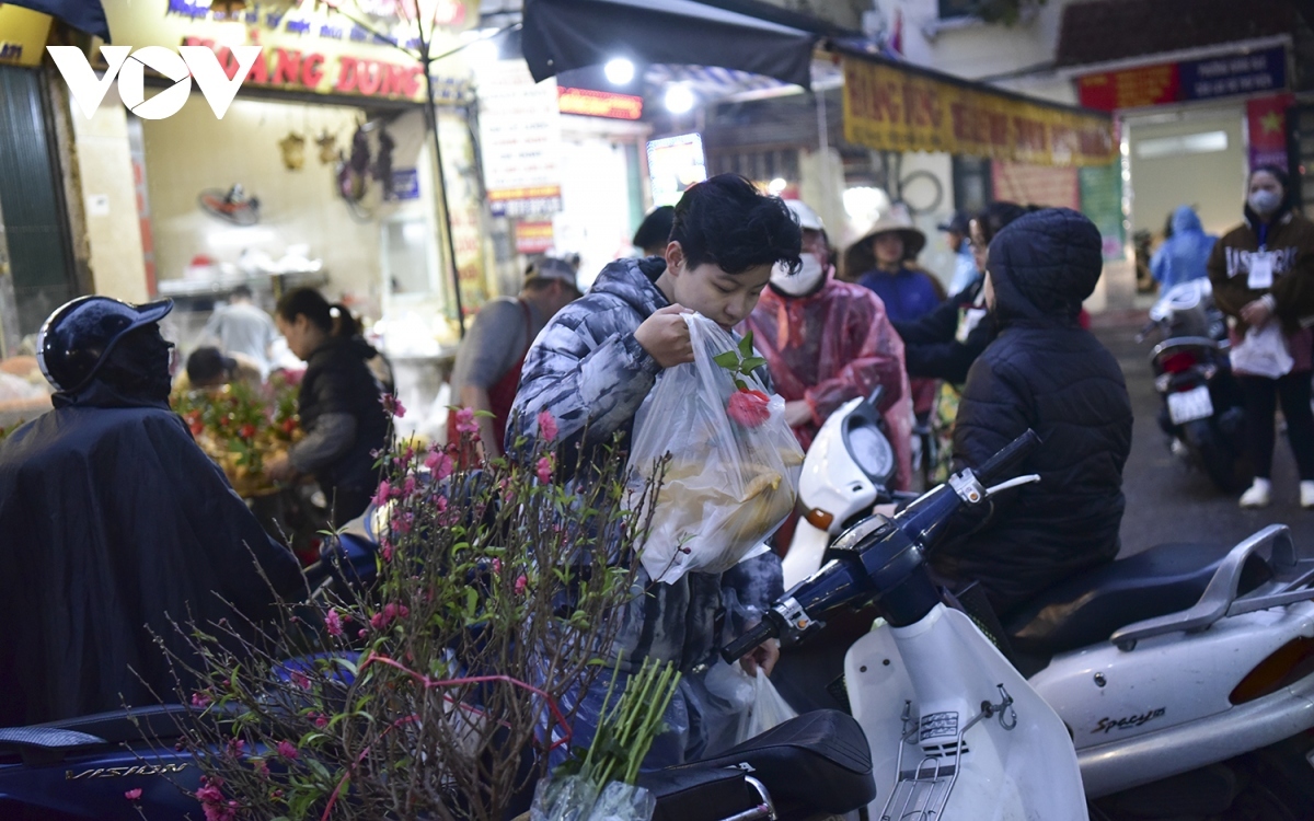 hang be market busily serves locals on kitchen gods day picture 9