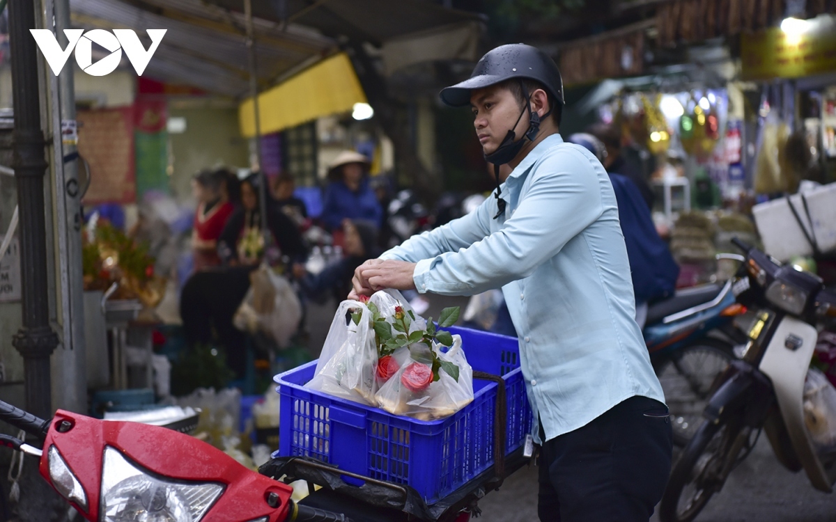 hang be market busily serves locals on kitchen gods day picture 11