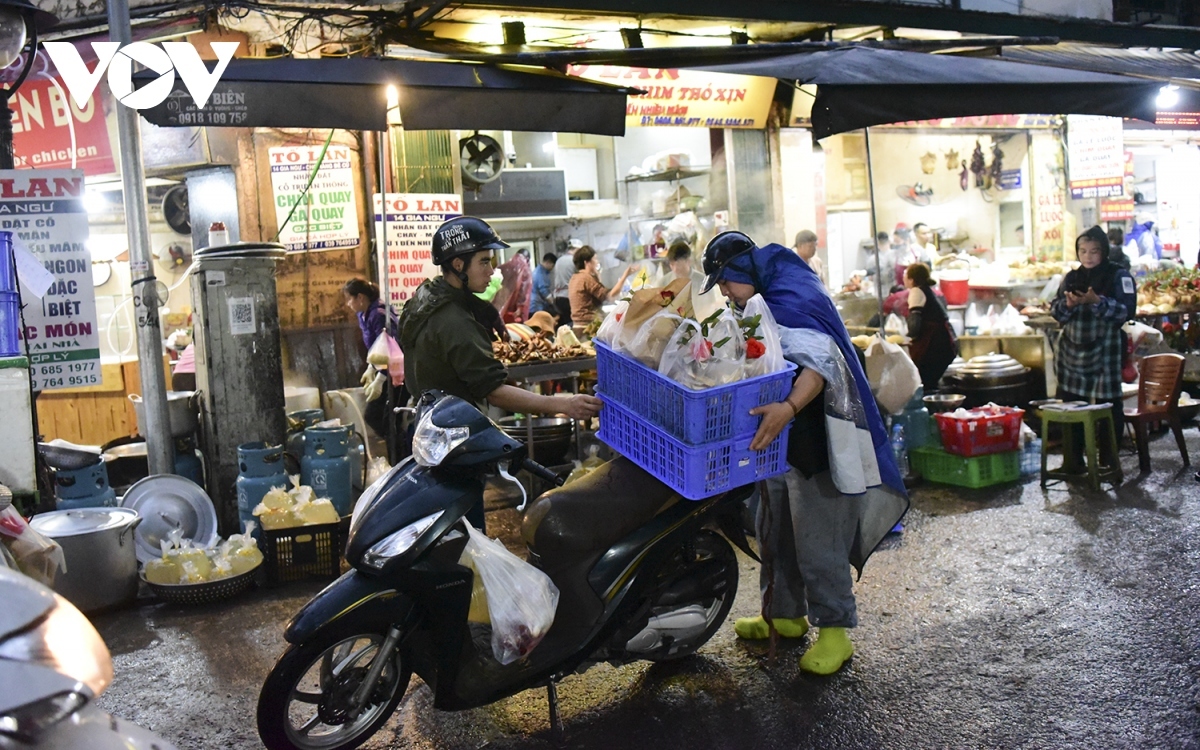 hang be market busily serves locals on kitchen gods day picture 12