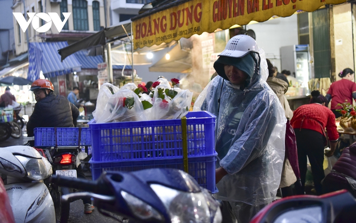 hang be market busily serves locals on kitchen gods day picture 13