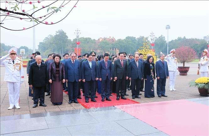 party and state leaders pay tribute to president ho chi minh ahead of tet picture 2