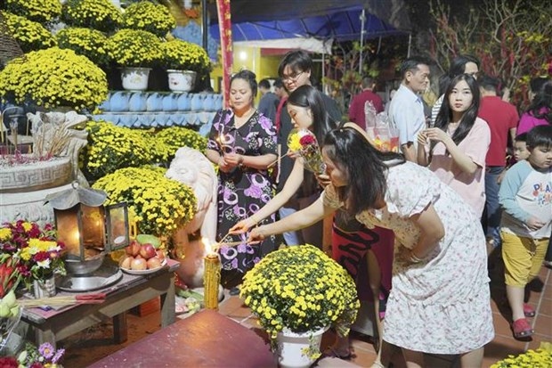 vietnamese in laos maintain tradition of going to pagodas during tet picture 1