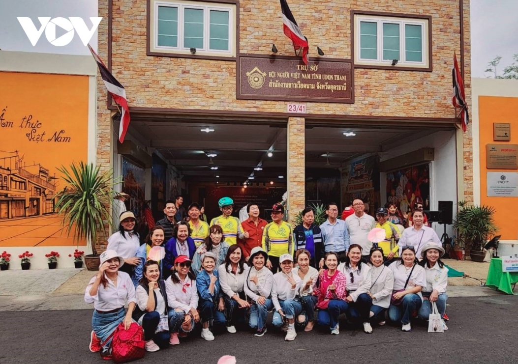 tet festive atmosphere prevails in thailand s vietnam town picture 1
