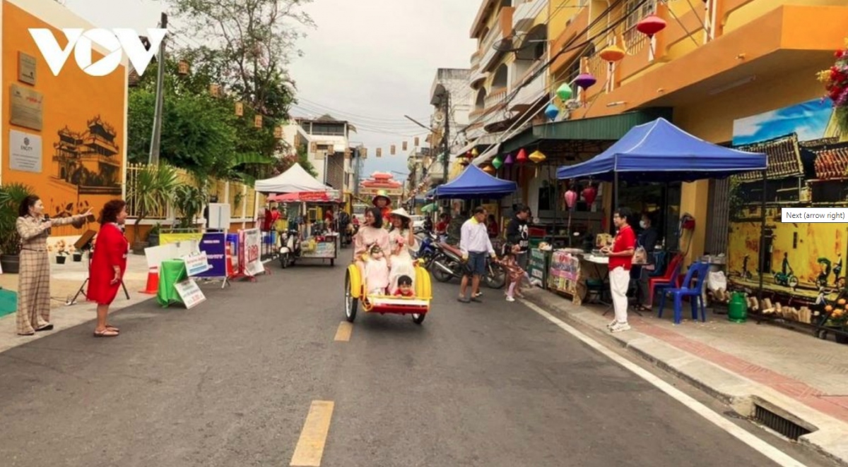 tet festive atmosphere prevails in thailand s vietnam town picture 2