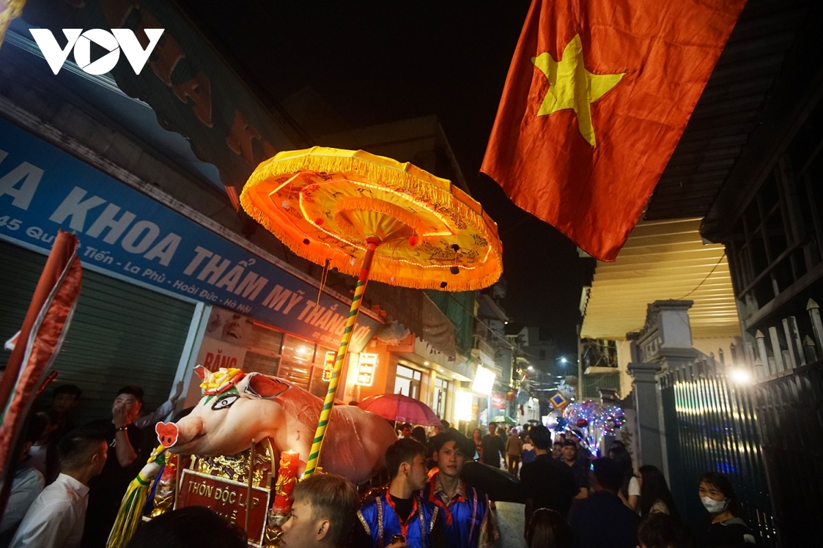 crowds gather for pig procession festival in hanoi picture 1