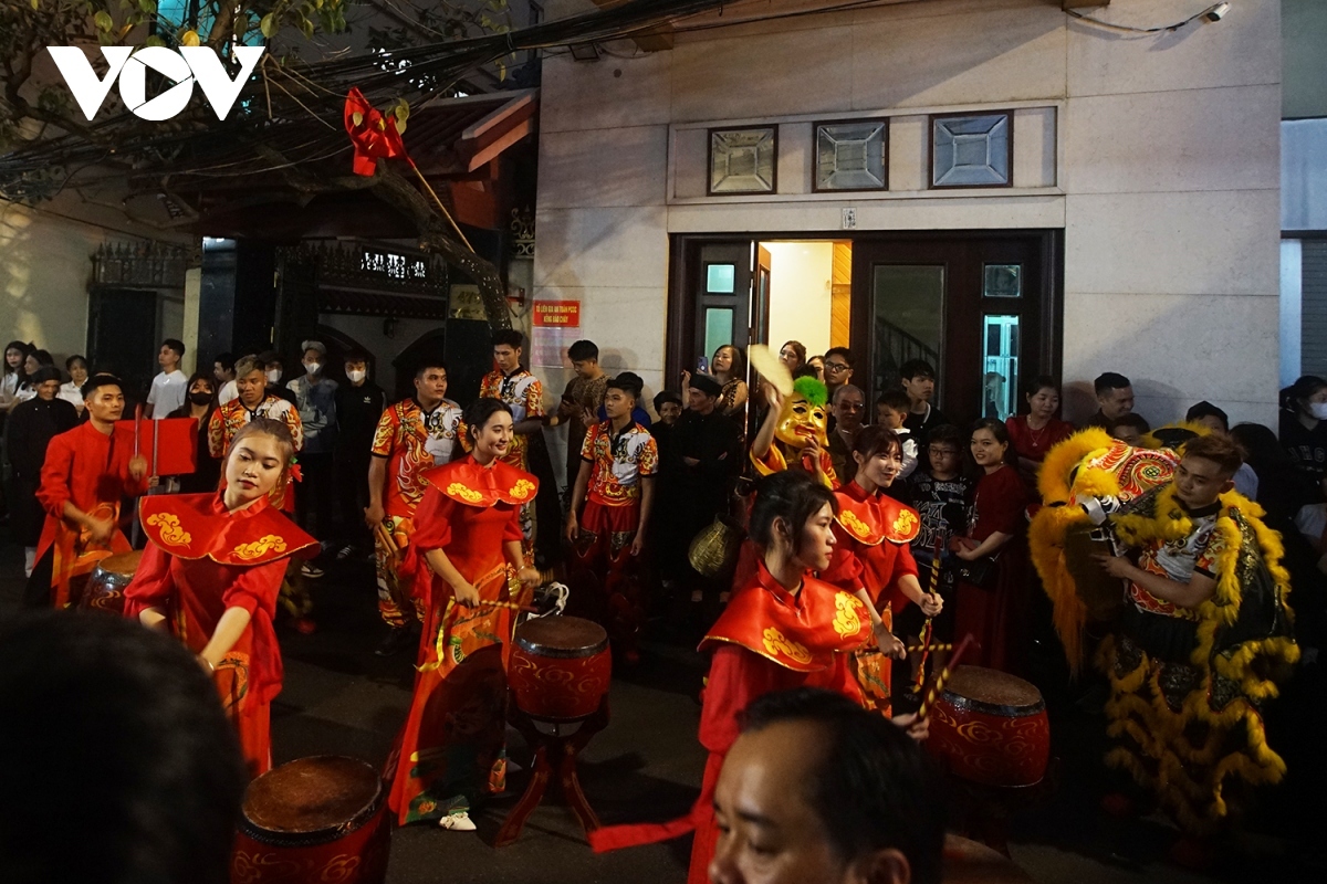 crowds gather for pig procession festival in hanoi picture 2