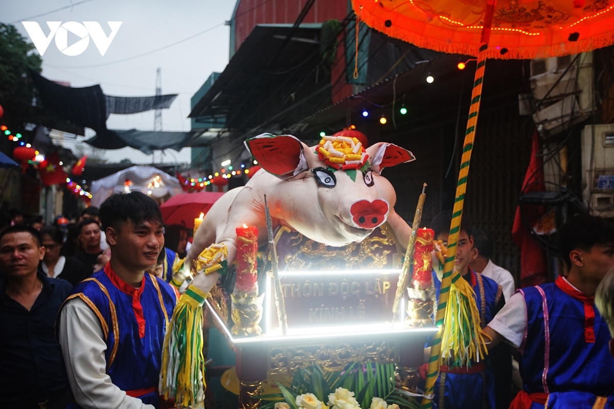 crowds gather for pig procession festival in hanoi picture 4