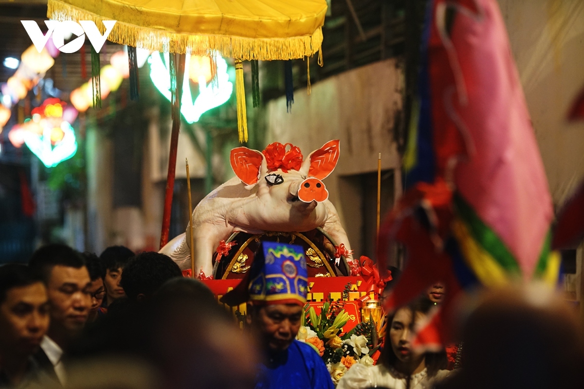 crowds gather for pig procession festival in hanoi picture 5