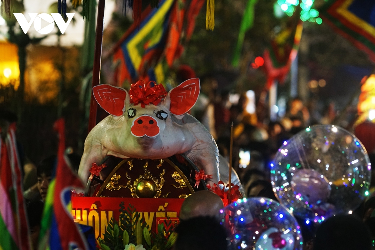 crowds gather for pig procession festival in hanoi picture 6